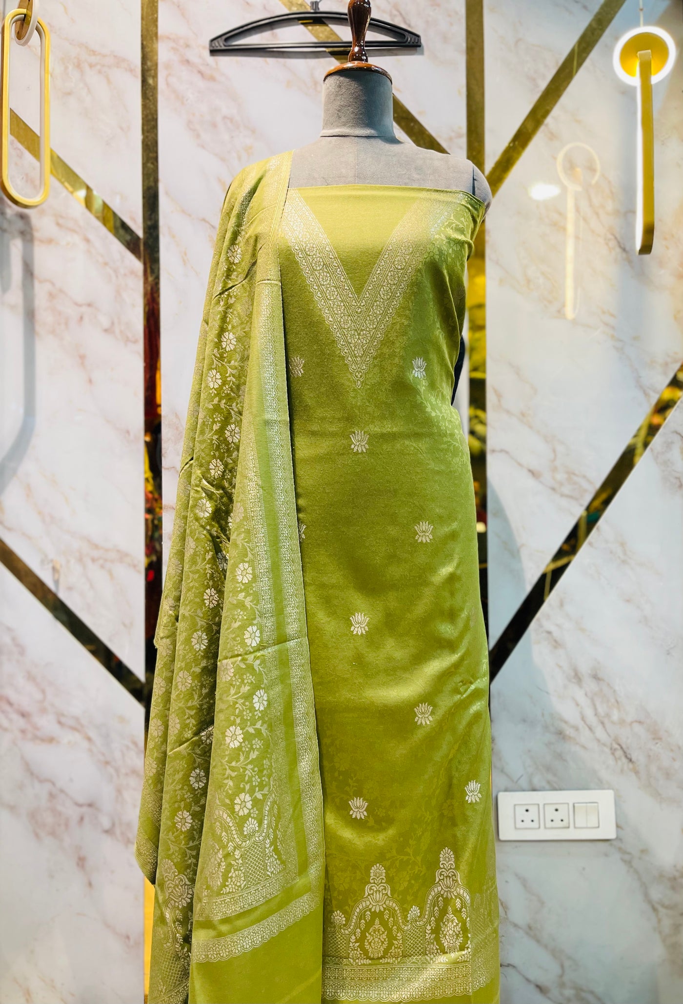 V neck Woollen party 🎉 suit 🥶