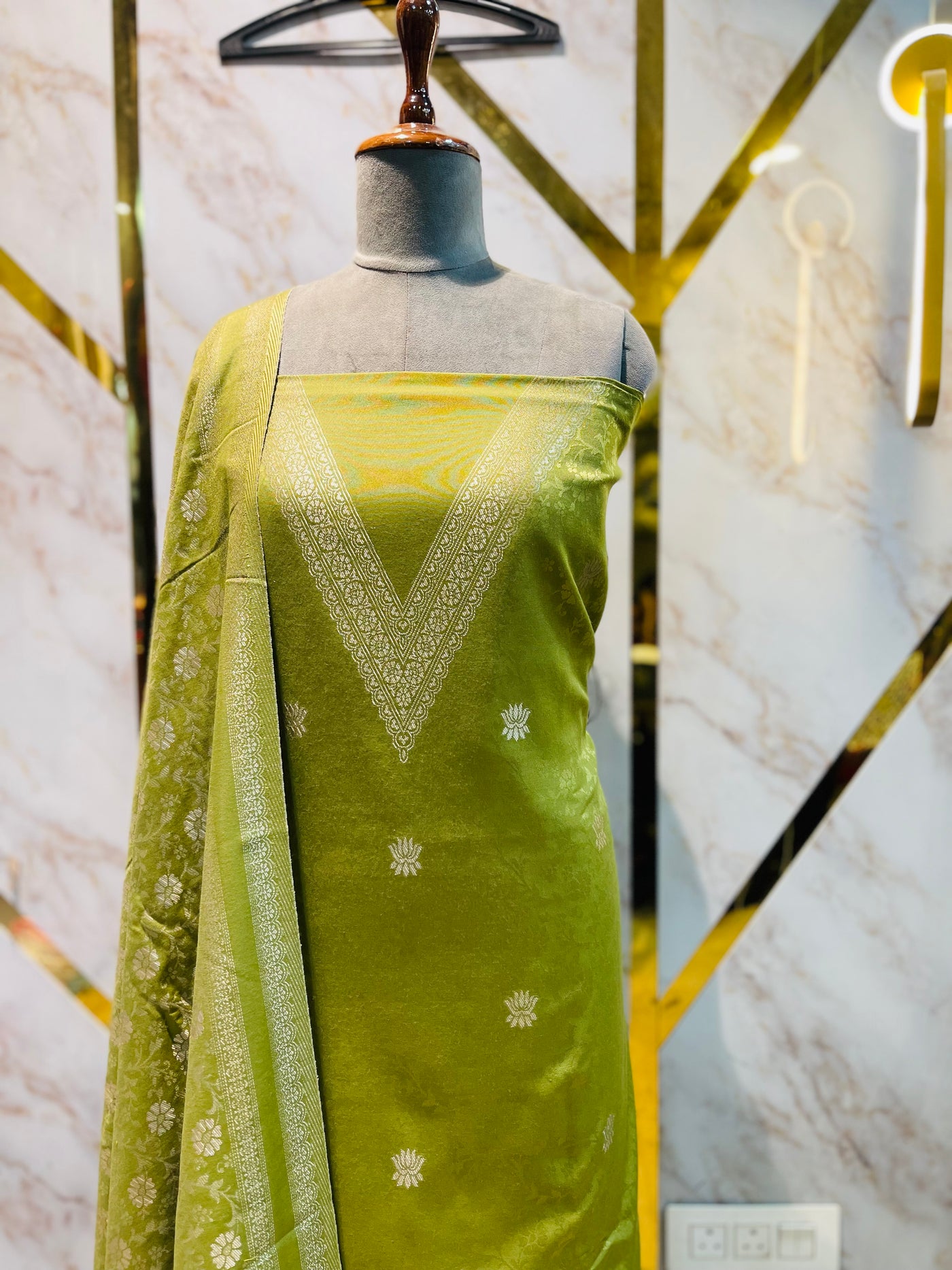 V neck Woollen party 🎉 suit 🥶