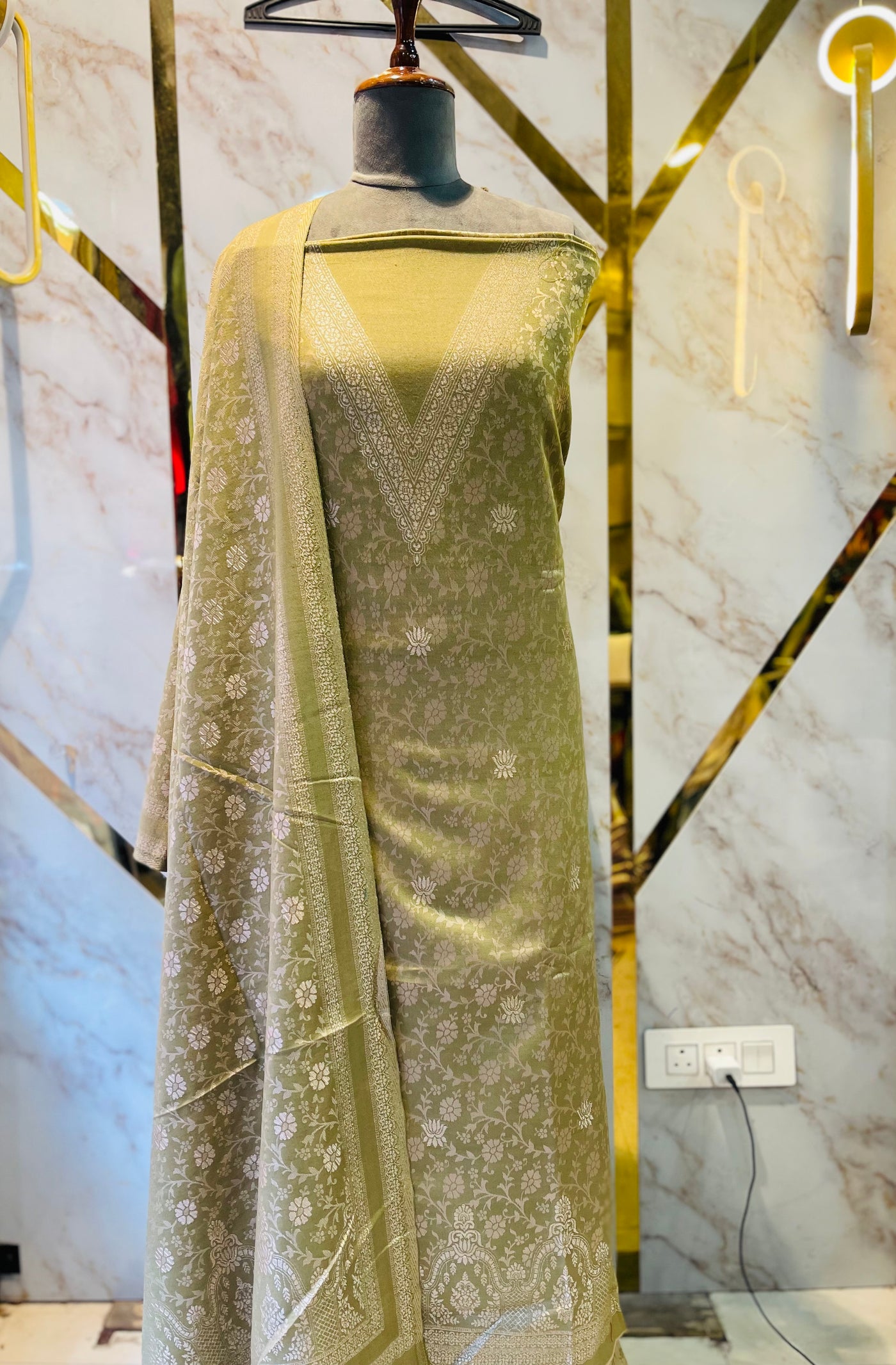 V neck Woollen party 🎉 suit 🥶