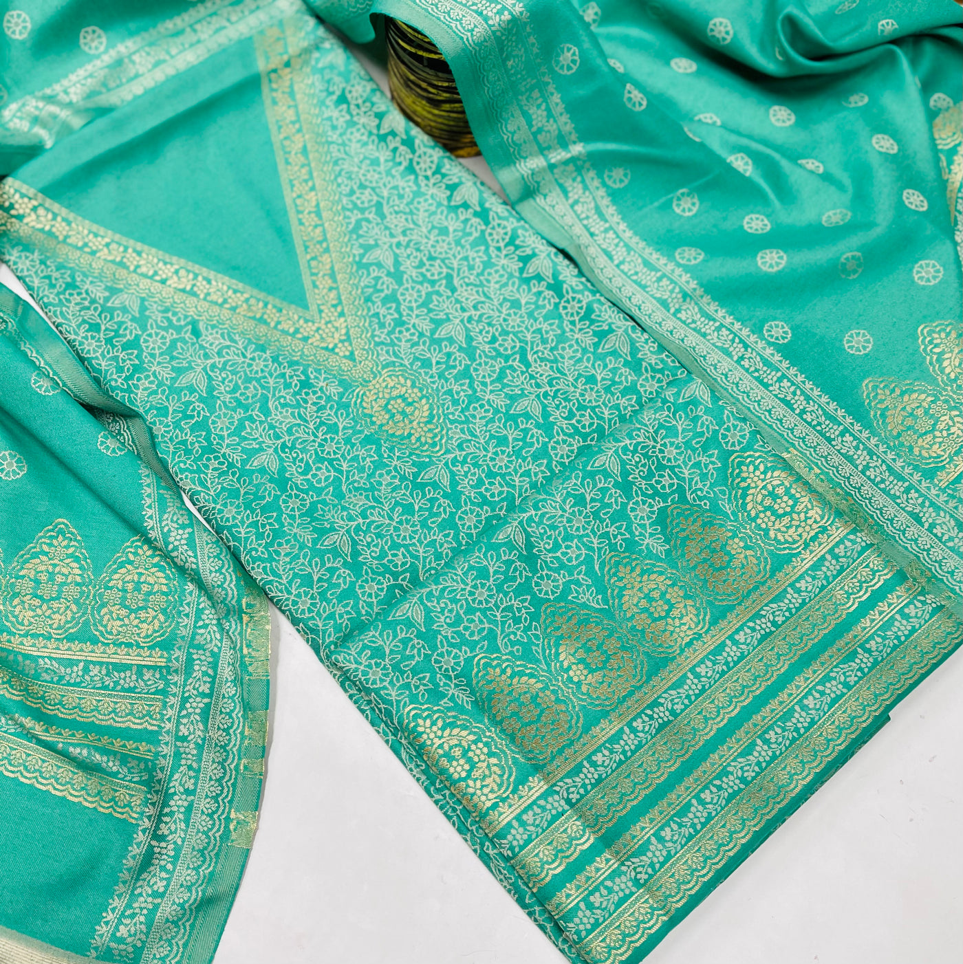 V neck Woollen party 🎉 suit 🥶