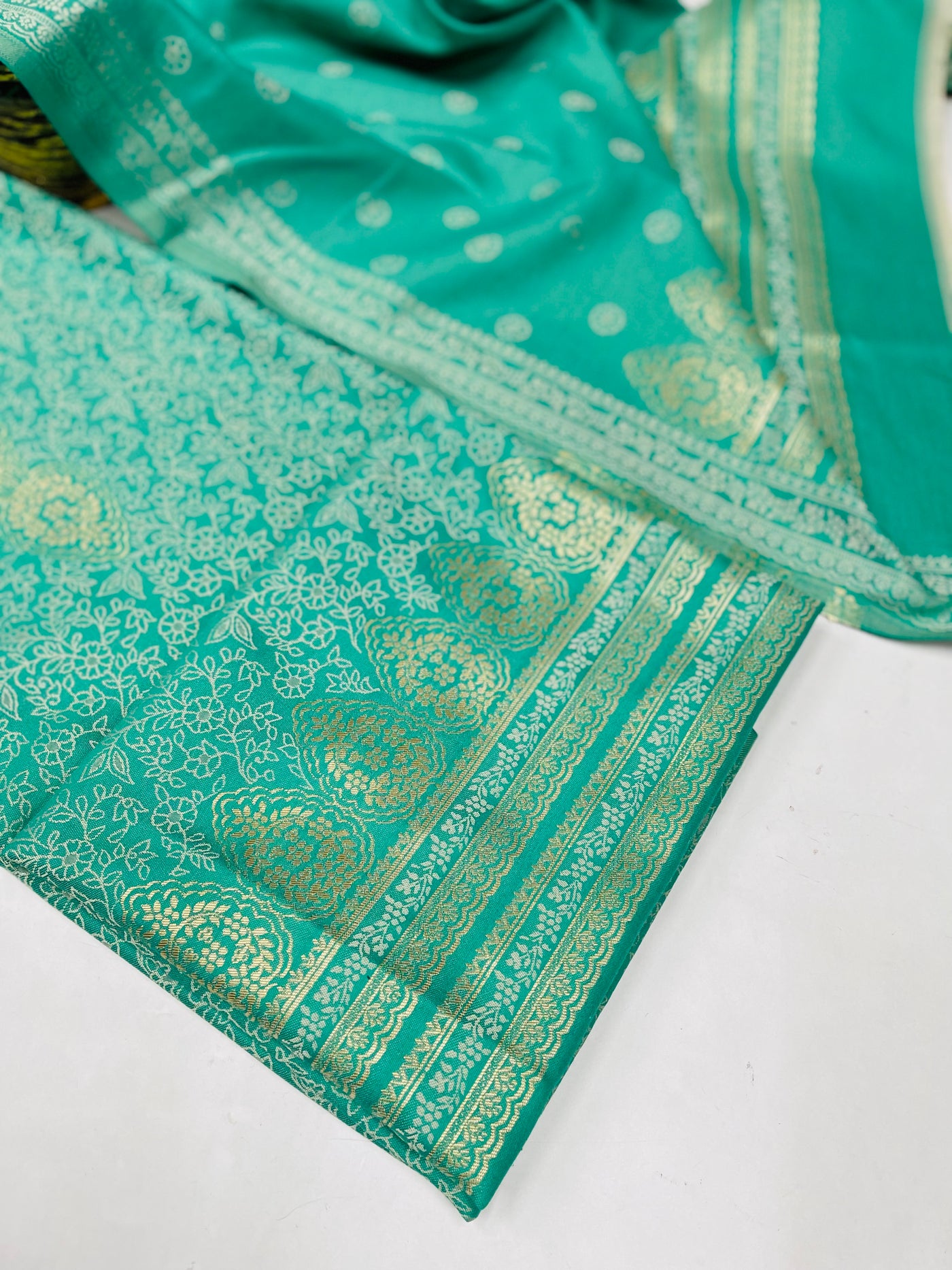 V neck Woollen party 🎉 suit 🥶